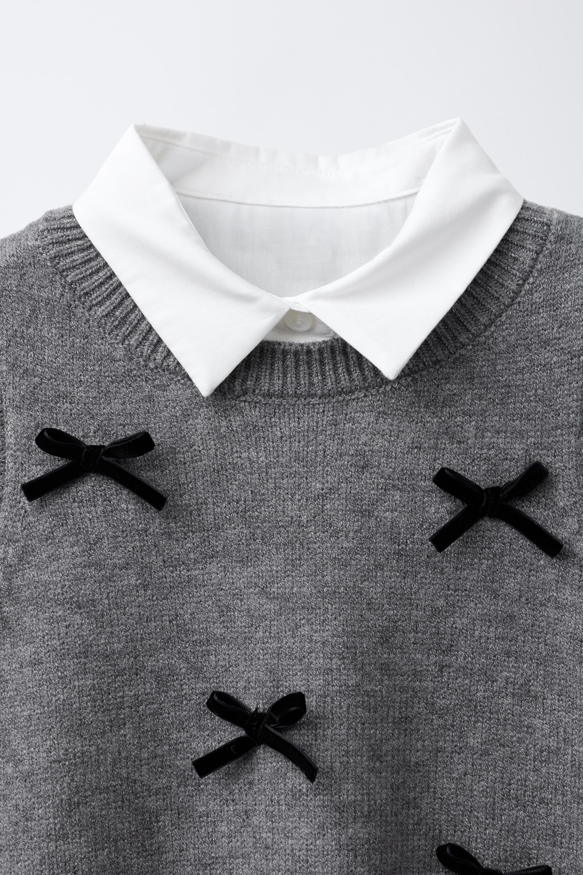 CHEMISE EN POPELINE, GILET MAILLE ET LACETS VELOURS